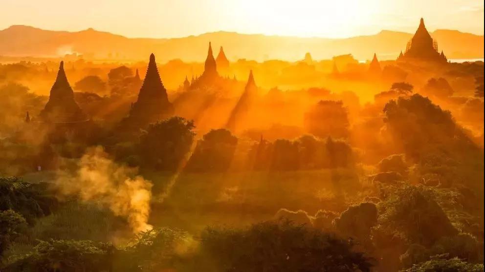 佛塔林(lín)日(rì)出